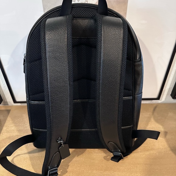 coach black convertible metropolitan pebbled leather backpack Amazon.com | Men's Soft Belt Bag Refined pebble leather Inside zip cell phone and multifunction pockets Inside tech sleeve Drawstring and snap closures recycled polyester lining Top handle with 3 1/4 drop Outside zip and flap pockets Adjustable shoulder straps Luggage sleeve Fits a 15 laptop 11 1/4 (L) x 18 (H) x 6 1/2 (W) Style No. COACH | Metropolitan Soft Convertible